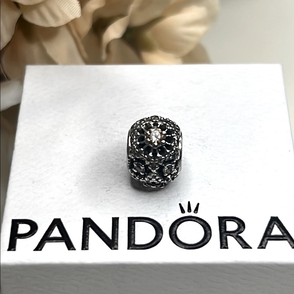 Genuine Pandora Inner Radiance Openwork Sparkling Flower 925 Silver Charm